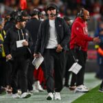 Christian McCaffrey (23), do San Francisco 49ers, sai de campo após o jogo da NFL no Levi's Stadium em Santa Clara, Califórnia, no sábado, 3 de janeiro de 2026. O Seattle Seahawks derrotou o San Francisco 49ers por 13-3. (José Carlos Fajardo/Bay Area News Group)