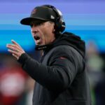 O quarterback do San Francisco 49ers, Brock Purdy, reage após perder a bola durante o segundo tempo de um jogo de playoff da divisão de futebol da NFL contra o Seattle Seahawks, sábado, 17 de janeiro de 2026, em Seattle. (Foto AP/Stephen Brashear)