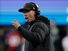 Kyle Shanahan merece o prêmio de técnico do ano? Analistas da NBC avaliam O quarterback do San Francisco 49ers, Brock Purdy, reage após perder a bola durante o segundo tempo de um jogo de playoff da divisão de futebol da NFL contra o Seattle Seahawks, sábado, 17 de janeiro de 2026, em Seattle. (Foto AP/Stephen Brashear)