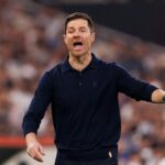 Roberto De Zerbi na linha lateral dando instruções.