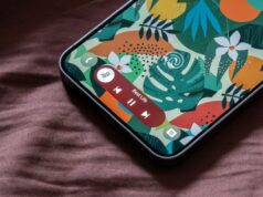 O recurso mais interessante do Spotify em anos finalmente chega aos EUA spotify na tela de um celular que está mexendo em uma xícara de café