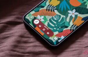 O recurso mais interessante do Spotify em anos finalmente chega aos EUA spotify na tela de um celular que está mexendo em uma xícara de café