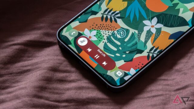 spotify na tela de um celular que está mexendo em uma xícara de café