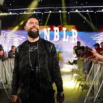 Finn Balor faz uma promo com CM Punk.