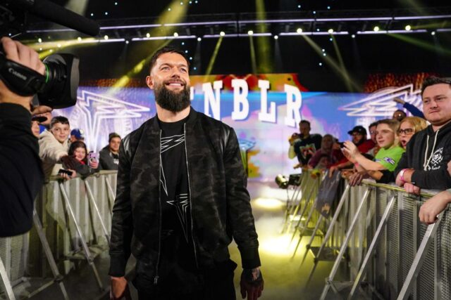 Finn Balor faz uma promo com CM Punk.