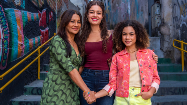 O renomado escritor de novelas brasileiro Aguinaldo Silva aposta no melodrama no retorno ao horário nobre com o drama de sucesso da Globo sobre gravidez na adolescência 'Três Graças'
