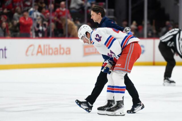 O novato do Rangers, Noah Laba, que sofreu uma lesão na parte superior do corpo durante a derrota na véspera de Ano Novo para os Capitals, pode retornar ao time no sábado contra os Bruins, em Boston.