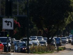 O rompimento da rede de água em Walnut Creek fecha faixas na principal estrada de desvio O rompimento da rede de água em Walnut Creek fecha faixas na principal estrada de desvio