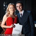 Timothee Chalamet ganhou o prêmio de melhor ator por Marty Supreme ao posar com Kate Hudson