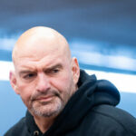 O senador democrata Fetterman insta o ICE a ‘reuninar todos’ os migrantes criminosos