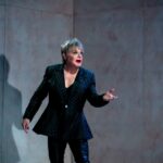 O solo alucinante de Eddie Izzard, 'Hamlet', opta por uma boa narrativa em vez da sutileza