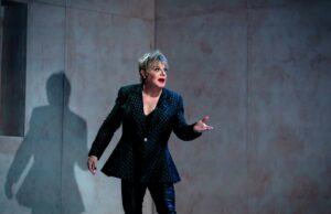 O solo alucinante de Eddie Izzard, ‘Hamlet’, opta por uma boa narrativa em vez da sutileza O solo alucinante de Eddie Izzard, 'Hamlet', opta por uma boa narrativa em vez da sutileza