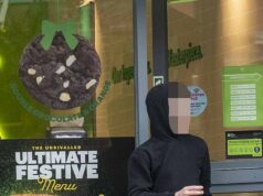 O subúrbio de classe média sitiado por crianças selvagens: como a gangue dos ‘meninos pombos’ está atormentando os moradores, jogando pássaros vivos nas lojas, lançando fogos de artifício e saqueando empresas O metrô na Eltham High Street foi vítima de comportamento anti-social de meninos