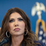 Corey Lewandowski é visto durante um passeio na Convenção Nacional Republicana de 2024, domingo, 14 de julho de 2024, em Milwaukee. (Foto AP/Paul Sancya)
