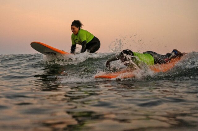 O surf gera quase US$ 200 milhões por ano para Um mapa da costa oeste de Santa Cruz, com previsões de como uma mudança no nível do mar de 1 a 3 pés reduziria ou eliminaria a surfabilidade de alguns locais populares de surf.