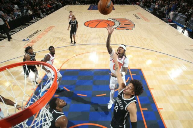 O tempo de jogo de Jordan Clarkson está diminuindo com Jordan Clarkson, que jogou apenas na hora do lixo, atira um flutuador durante a vitória dos Knicks por 120-66 sobre o Nets em 21 de janeiro de 2026 no Madison Square Garden.