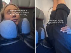 O truque insano do instrutor de Pilates para sobreviver a um vôo de 12 horas – especialistas avaliam: ‘Tire os pés da parede’ Uma mulher em um avião usando um travesseiro de pescoço azul claro com sobreposição de texto,