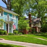 O vendedor pediu que retirassem a bandeira do jardim até que a casa fosse vendida porque o comprador não gostou. A bandeira é bastante incomum