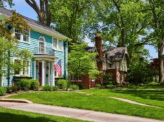 O vendedor pediu que retirassem a bandeira do jardim até que a casa fosse vendida porque o comprador não gostou. A bandeira é bastante incomum O vendedor pediu que retirassem a bandeira do jardim até que a casa fosse vendida porque o comprador não gostou. A bandeira é bastante incomum