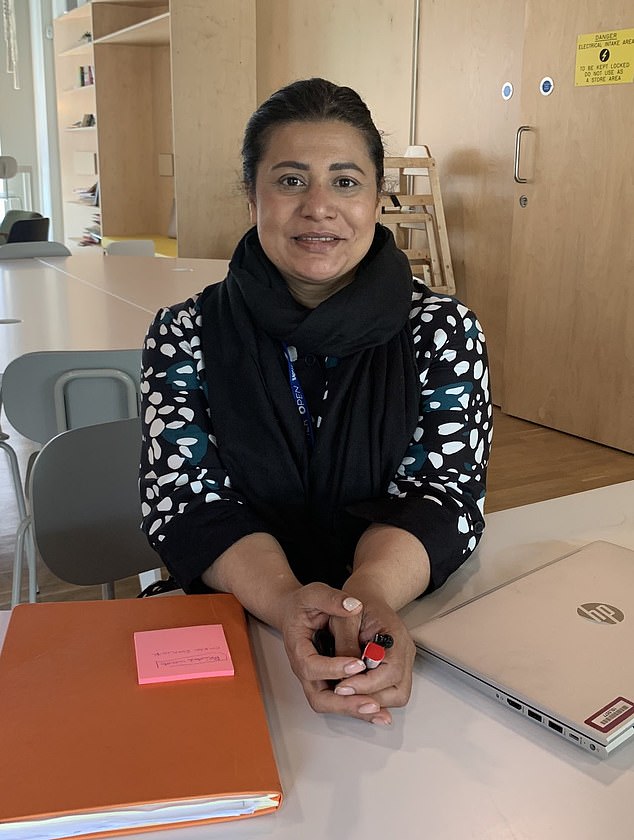 O vereador arrecadando £ 20 mil por ano em dinheiro Sabina Khan (foto) foi eleita para servir Tower Hamlets no leste de Londres, mas nos últimos oito meses está em Sylhet, no país asiático