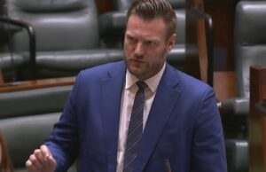 O vice-líder da oposição de Victoria, Sam Groth, anuncia aposentadoria O vice-líder da oposição de Victoria, Sam Groth, anuncia aposentadoria