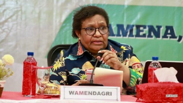 O vice-ministro do Interior, Ribka Haluk, explica as evidências de O vice-ministro do Interior, Ribka Haluk, explica as evidências de que o governo está prosperando os papuas indígenas