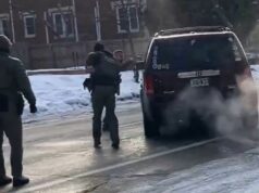 O vídeo mostra como o tiroteio no Minnesota ICE se desenrolou Um agente do ICE agarra a maçaneta da porta de seu carro momentos antes do tiroteio.