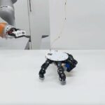 O vídeo mostra uma mão de robô rastejante removível que dá vibrações à Família Addams e ao Exterminador do Futuro