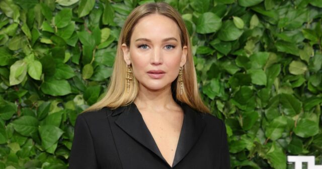 O visual de tamancos de lã cool-girl de Jennifer Lawrence está na Amazon por menos
