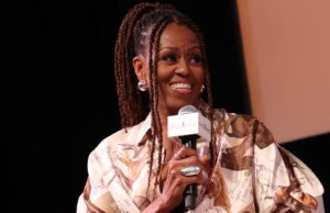 O visual do colete vermelho de Michelle Obama me deixou pronto para copiar todo o seu traje O visual do colete vermelho de Michelle Obama me deixou pronto para copiar todo o seu traje