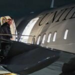 Donald Trump embarcando no Força Aérea Um.