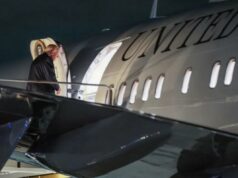 Objeto ‘suspeito’ força o Serviço Secreto a ajustar a rota da carreata de Trump para o aeroporto de Palm Beach Donald Trump embarcando no Força Aérea Um.