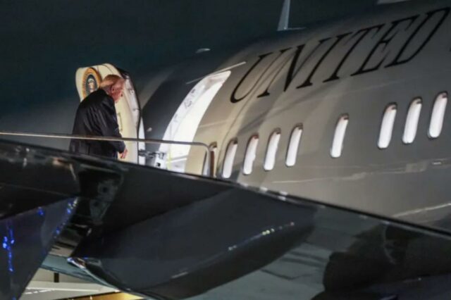 Donald Trump embarcando no Força Aérea Um.