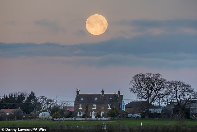 Observadores do céu publicam fotos espetaculares da primeira Wolf Moon Em North Yorkshire, uma bela foto da superlua mostrou-a surgindo sobre uma casa de fazenda na vila de Stokesley