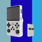 Três consoles de jogos portáteis transparentes em azul, cinza e laranja, cada um com uma visão menor da parte traseira.