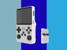 Obtenha este console retrô de bolso por US $ 65 e tenha todos os seus títulos favoritos em qualquer lugar Três consoles de jogos portáteis transparentes em azul, cinza e laranja, cada um com uma visão menor da parte traseira.