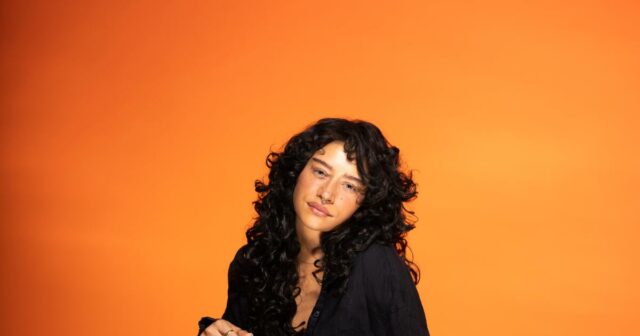 Odessa A'zion abandona o papel da latina 'Deep Cuts' após Odessa A'zion abandona o papel da latina 'Deep Cuts' após reação negativa