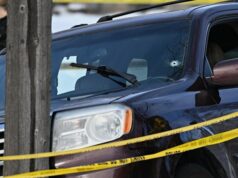 Oficial do ICE mata mulher a tiros em escalada dramática da repressão de Trump Um agente federal pulveriza um manifestante com um agente químico no local de um tiroteio em Minneapolis.