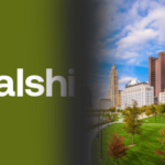 Kalshi, o fornecedor do mercado de previsões, entrou com uma ação judicial contra a Comissão de Controle de Cassinos de Ohio e o gabinete do Procurador-Geral do estado de Ohio. Logotipo de Kalshi em um fundo verde misturando-se com a paisagem urbana do centro de Columbus, Ohio, simbolizando o processo federal de Kalshi contra os reguladores de Ohio.