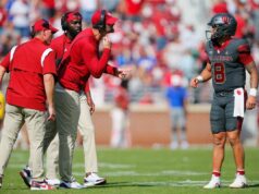 Oklahoma demite treinador ofensivo após lutas no final da temporada Head coach Brent Venables and running backs coach L'Damian Washington listen as tight ends coach Joe Jon Finley
