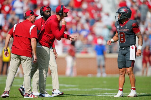 Oklahoma demite treinador ofensivo após lutas no final da temporada Head coach Brent Venables and running backs coach L'Damian Washington listen as tight ends coach Joe Jon Finley
