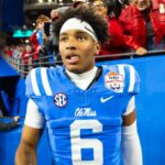 O quarterback do Mississippi Rebels, Trinidad Chambliss (6), contra o Miami Hurricanes durante o Fiesta Bowl de 2026 e o ​​jogo semifinal do College Football Playoff no State Farm Stadium.