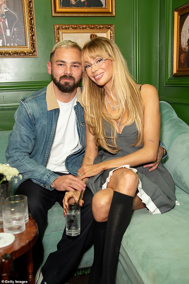 Olivia Attwood 'se separa do marido Bradley Dack após dois Olivia Attwood supostamente se separou de seu marido Bradley Dack após dois anos de casamento, após uma ‘quebra de confiança’ em seu relacionamento (foto em novembro)