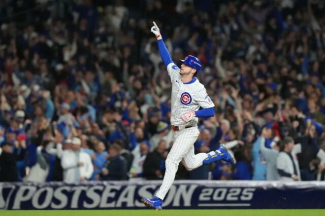 Kyle Tucker (30), do Chicago Cubs, aponta para o céu depois de fazer um home run solo.