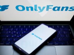 OnlyFans considera vender participação majoritária para Architect Capital The OnlyFans logo is being displayed on a smartphone screen and on a computer screen