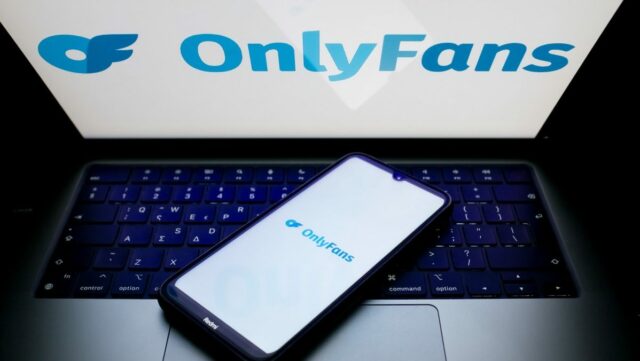 OnlyFans considera vender participação majoritária para Architect Capital The OnlyFans logo is being displayed on a smartphone screen and on a computer screen
