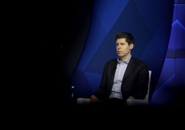 OpenAI assina acordo, supostamente no valor de US$ 10 bilhões, OpenAI CEO Sam Altman looks on during the APEC CEO Summit at Moscone West on November 16, 2023 in San Francisco, California.