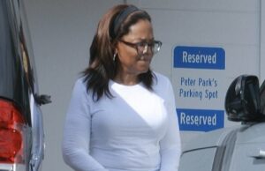 Oprah Winfrey exibe seu corpo esguio na academia antes do 72º aniversário após a perda de peso de Ozempic Oprah Winfrey, 71, exibiu seu corpo esbelto enquanto parava na academia na área de Santa Bárbara na sexta-feira