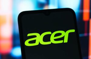 Os 4 novos produtos mais legais que a Acer anunciou na CES 2026 Mulher usando laptop Acer Swift com uma caneta stylus no touchpad muito grande