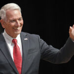 O presidente Donald Trump cumprimenta o candidato republicano ao governador da Louisiana, Ralph Abraham, no comício de campanha de Trump em Lake Charles, Louisiana, sexta-feira, 11 de outubro de 2019. Trump apresentou Abraham e o candidato republicano ao governador Eddie Rispone na véspera da eleição da Louisiana, instando a multidão a votar em qualquer um para destituir o atual governador democrata, John Bel Edwards. (Foto AP/Gerald Herbert)